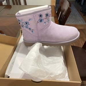 Ugg’s woman purple boots in a size 9